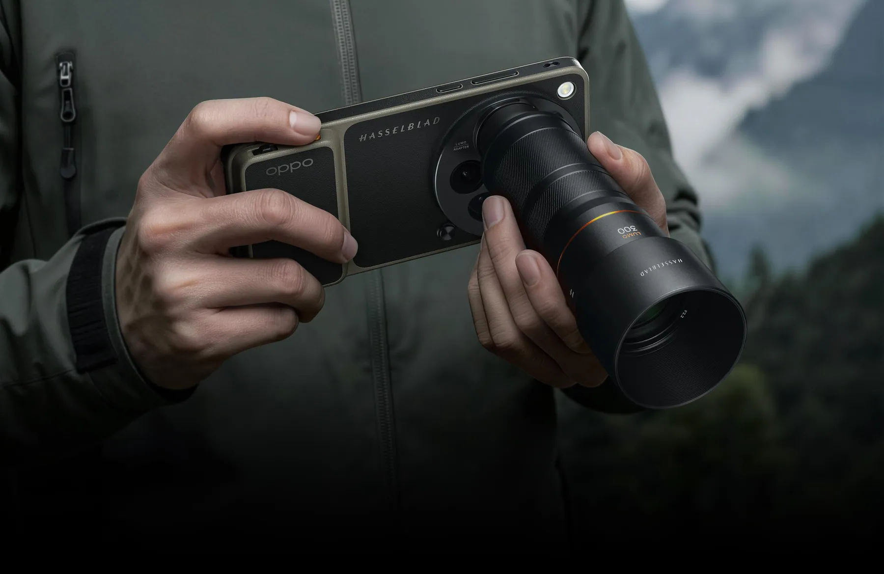 Photographer holding the Find X9 Ultra fitted with the Hasselblad Explorer Case and 300mm Explorer Teleconverter (accessories sold separately)